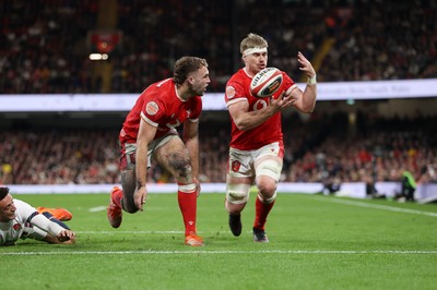 150325 - Wales v England - Guinness Six Nations Championship - Max Llewellyn and Aaron Wainwright of Wales can�t get their hands on the ball