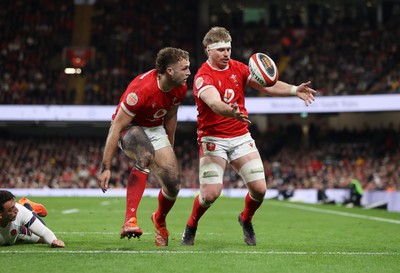 150325 - Wales v England - Guinness Six Nations Championship - Max Llewellyn and Aaron Wainwright of Wales can�t get their hands on the ball