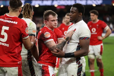 150325 - Wales v England - Guinness Six Nations Championship - Nick Tompkins of Wales and Maro Itoje of England 