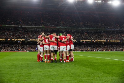 150325 - Wales v England - Guinness Six Nations Championship - Wales team huddle