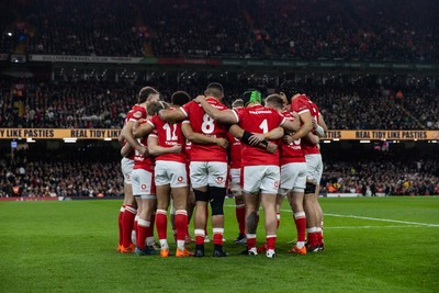 150325 - Wales v England - Guinness Six Nations Championship - Wales team huddle