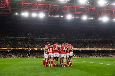 150325 - Wales v England - Guinness Six Nations Championship - Wales team huddle