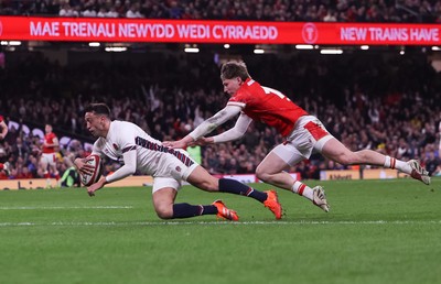 150325 Wales v England, Guinness Mens Six Nations - Alex Mitchell of England races in to score try