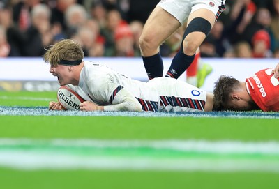 150325 Wales v England, Guinness Mens Six Nations - Henry Pollock of England charges through for his second try