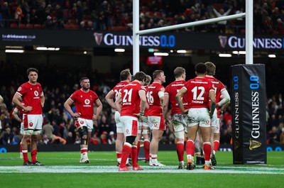 150325 Wales v England, Guinness Mens Six Nations - Wales regroup after conceding the final try