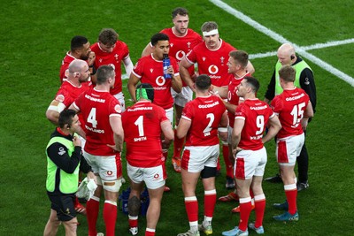 150325 - Wales v England - Guinness Six Nations - Wales huddle