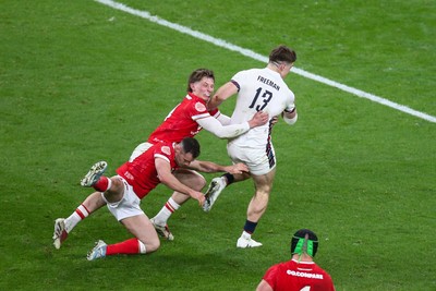 150325 - Wales v England - Guinness Six Nations - Tommy Freeman of England breaks the tackles of Tomos Williams and Ellis Mee of Wales to score a try