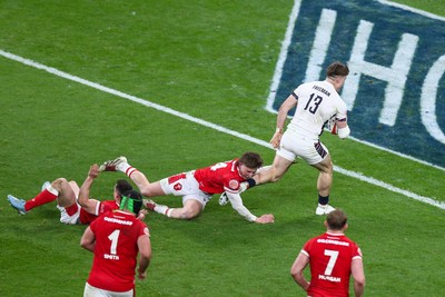 150325 - Wales v England - Guinness Six Nations - Tommy Freeman of England breaks the tackles of Tomos Williams and Ellis Mee of Wales to score a try