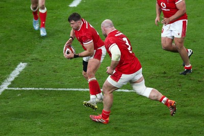 150325 - Wales v England - Guinness Six Nations - Elliiot Dee of Wales charges forward