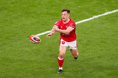 150325 - Wales v England - Guinness Six Nations - Jarrod Evans of Wales passes the ball