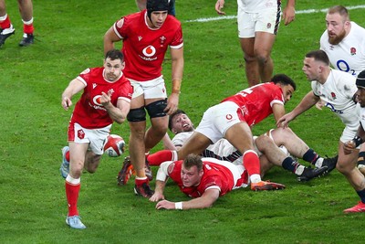 150325 - Wales v England - Guinness Six Nations - Tomos Williams of Wales passes the ball