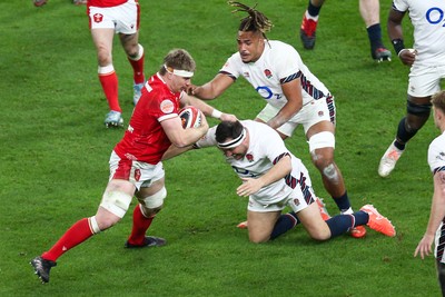 150325 - Wales v England - Guinness Six Nations - Aaron Wainwright of Wales takes on Jamie George of England