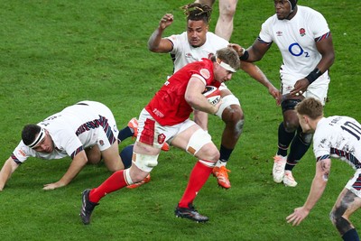 150325 - Wales v England - Guinness Six Nations - Aaron Wainwright of Wales on the charge