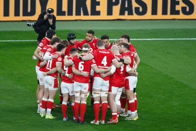 150325 - Wales v England - Guinness Six Nations - Wales huddle before the match