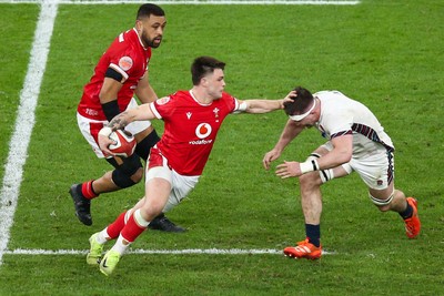 150325 - Wales v England - Guinness Six Nations - Joe Roberts of Wales hands off Tom Curry of England