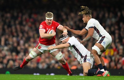 150325 - Wales v England - Guinness Six Nations - Aaron Wainwright of Wales looks to break past Jamie George and Chandler Cunningham-South of England