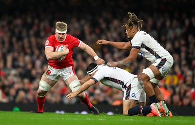 150325 - Wales v England - Guinness Six Nations - Aaron Wainwright of Wales looks to break past Jamie George and Chandler Cunningham-South of England