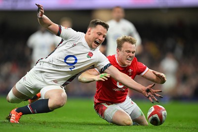 150325 - Wales v England - Guinness Six Nations - Blair Murray of Wales looks to gather the ball ahead of Fraser Dingwall of England