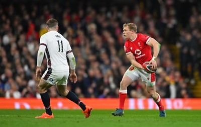 150325 - Wales v England - Guinness Six Nations - Blair Murray of Wales looks for a pass