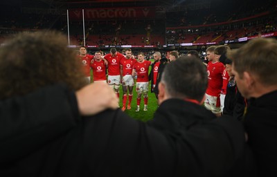 150325 - Wales v England - Guinness Six Nations - Players and Staff of Wales huddle