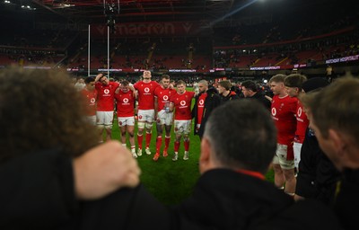 150325 - Wales v England - Guinness Six Nations - Players and Staff of Wales huddle