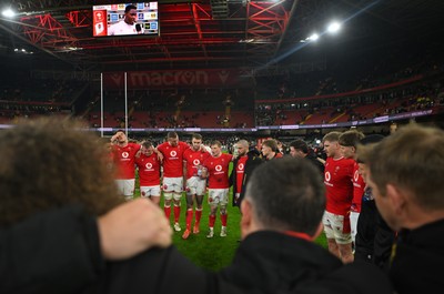 150325 - Wales v England - Guinness Six Nations - Players and Staff of Wales huddle