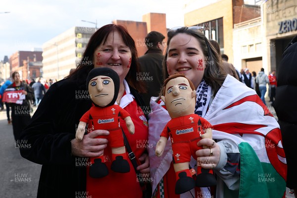 150325 - Wales v England - Guinness Six Nations - Fans on Westgate Street before the match