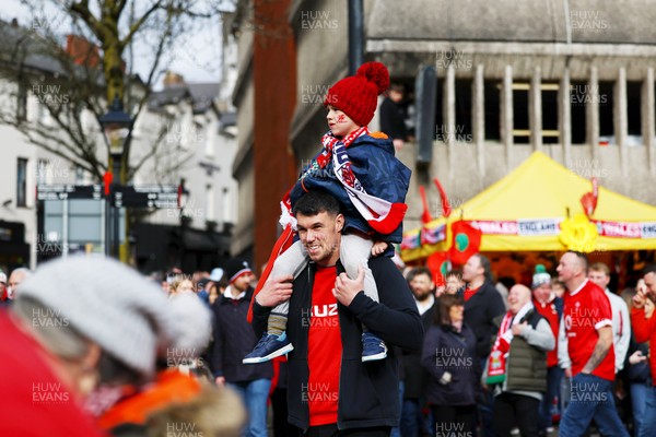 150325 - Wales v England - Guinness Six Nations - Fans on Westgate Street before the match