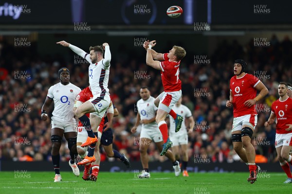 150325 - Wales v England - Guinness Six Nations - Elliot Daly of England and Blair Murray of Wales fail to catch as they both jump for the ball