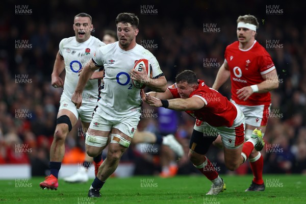 150325 - Wales v England - Guinness Six Nations - Tom Curry of England evades the tackle of Elliot Dee of Wales