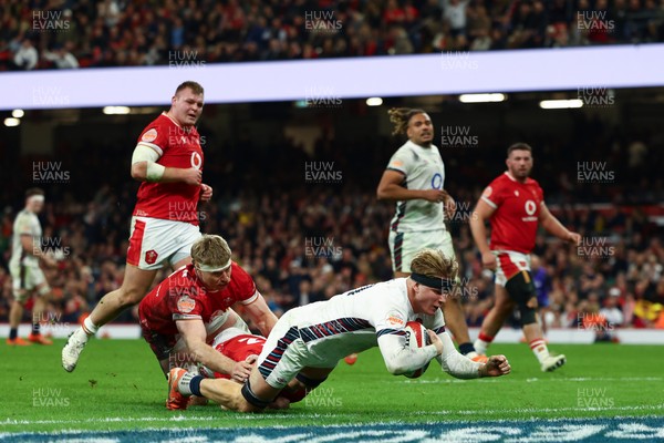 150325 - Wales v England - Guinness Six Nations - Henry Pollock of England scores his team's ninth try