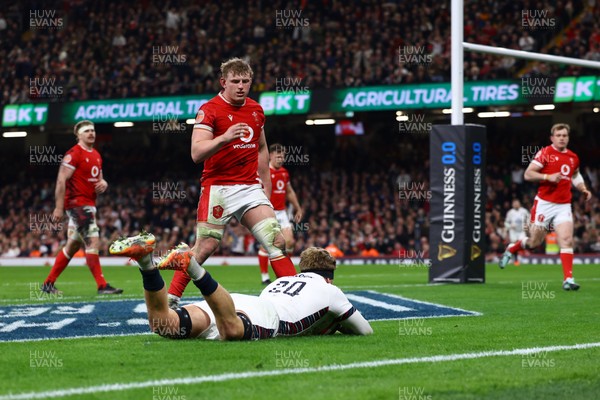 150325 - Wales v England - Guinness Six Nations - Henry Pollock of England scores his team's seventh try