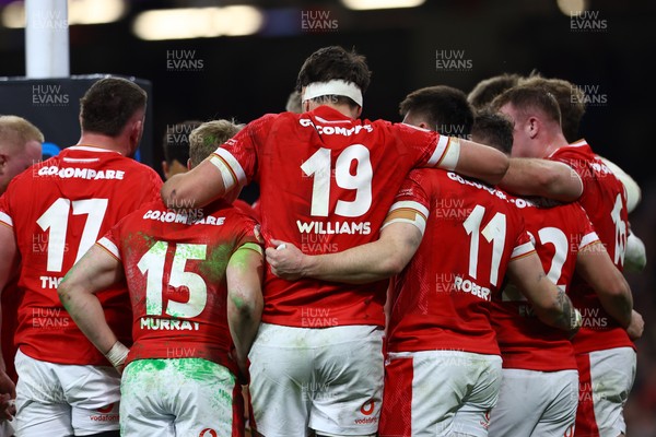 150325 - Wales v England - Guinness Six Nations - Teddy Williams of Wales and teammates huddle