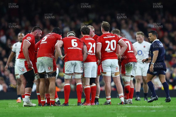 150325 - Wales v England - Guinness Six Nations - Aaron Wainwright of Wales and teammates huddle