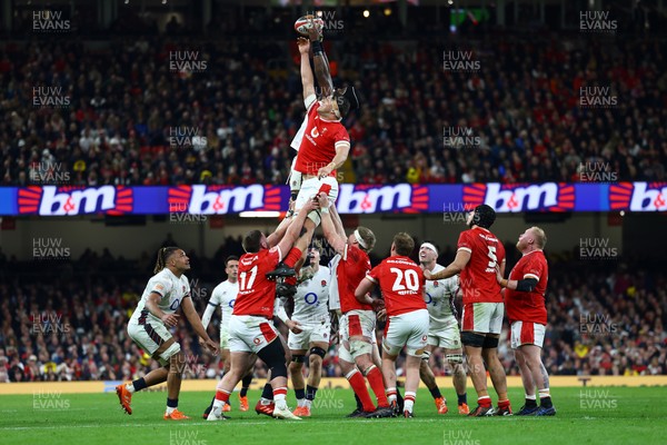 150325 - Wales v England - Guinness Six Nations - Teddy Williams of Wales battles for the ball in the lineout with Maro Itoje of England