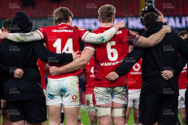 150325 - Wales v England - Guinness Six Nations - Ellis Mee and Arron Wainright in the post match huddle 