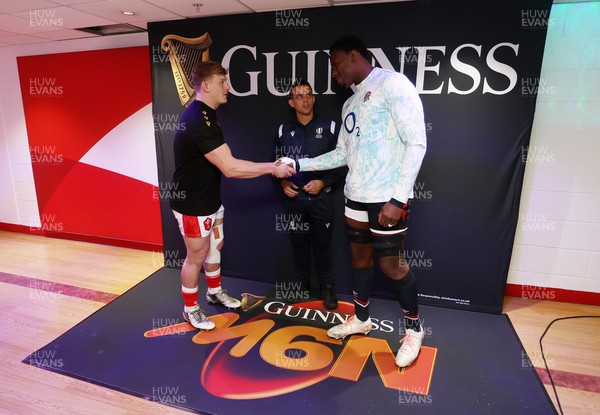 150325 - Wales v England - Guinness Six Nations Championship - Jac Morgan of Wales and Maro Itoje of England at the coin toss