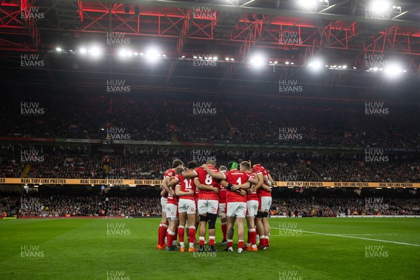 150325 - Wales v England - Guinness Six Nations Championship - Wales team huddle