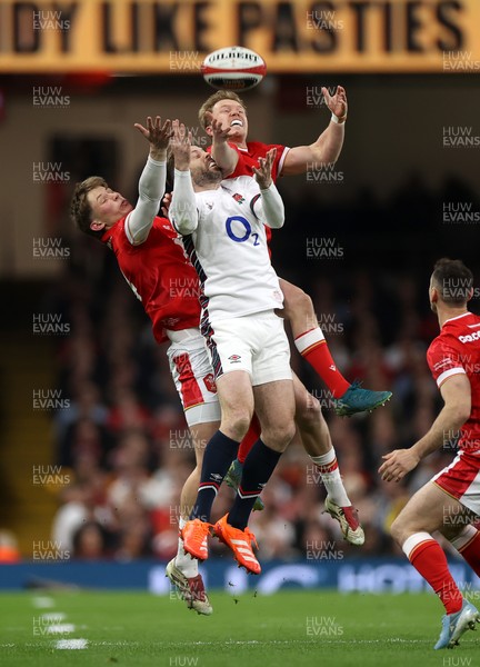 150325 - Wales v England - Guinness Six Nations Championship - Elliot Daly of England goes up for the ball with Ellis Mee and Blair Murray of Wales 