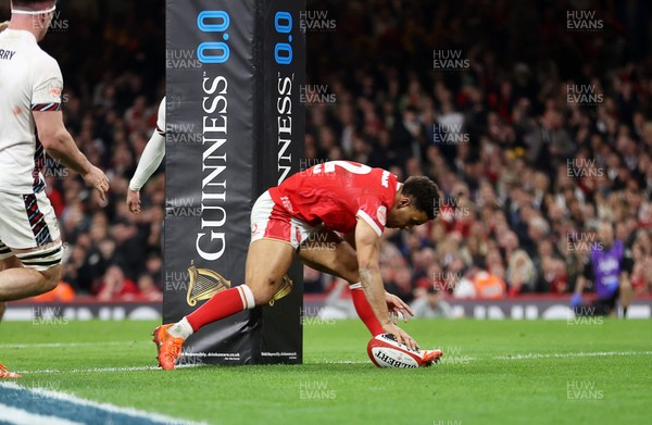 150325 - Wales v England - Guinness Six Nations Championship - Ben Thomas of Wales scores a try