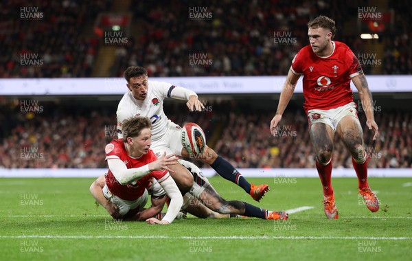 150325 - Wales v England - Guinness Six Nations Championship - Ellis Mee of Wales is tackled by Fin Smith and Alex Mitchell of England 