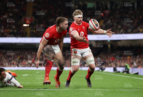 150325 - Wales v England - Guinness Six Nations Championship - Max Llewellyn and Aaron Wainwright of Wales can�t get their hands on the ball