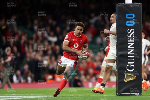 150325 - Wales v England - Guinness Six Nations Championship - Ben Thomas of Wales scores a try