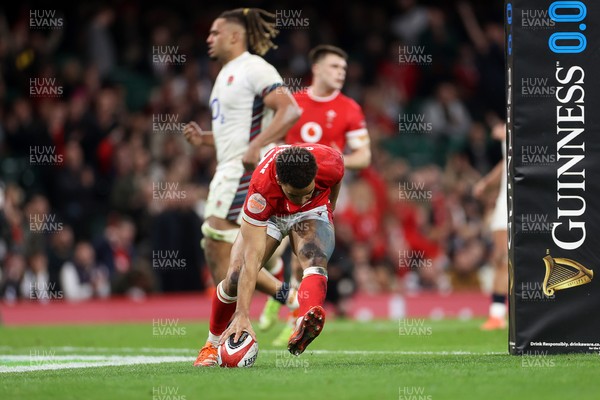 150325 - Wales v England - Guinness Six Nations Championship - Ben Thomas of Wales scores a try