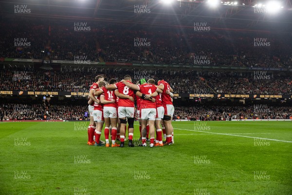 150325 - Wales v England - Guinness Six Nations Championship - Wales team huddle