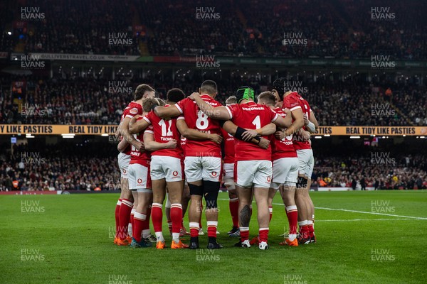 150325 - Wales v England - Guinness Six Nations Championship - Wales team huddle