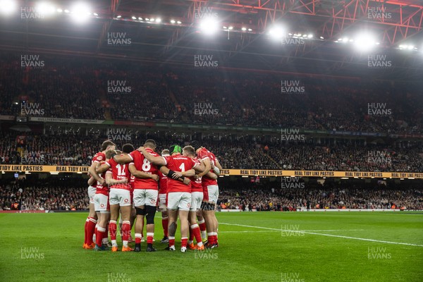 150325 - Wales v England - Guinness Six Nations Championship - Wales team huddle