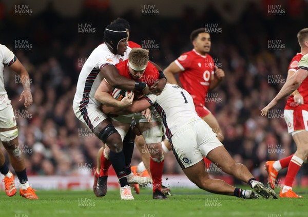 150325 - Wales v England - Guinness Six Nations Championship - Aaron Wainwright of Wales is tackled by Maro Itoje and Ellis Genge of England 