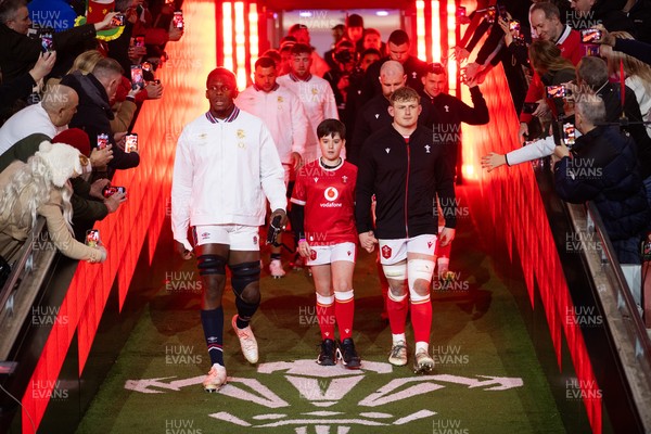 150325 - Wales v England - Guinness Six Nations Championship - Maro Itoje of England and Jac Morgan of Wales walk out into the field with the mascot