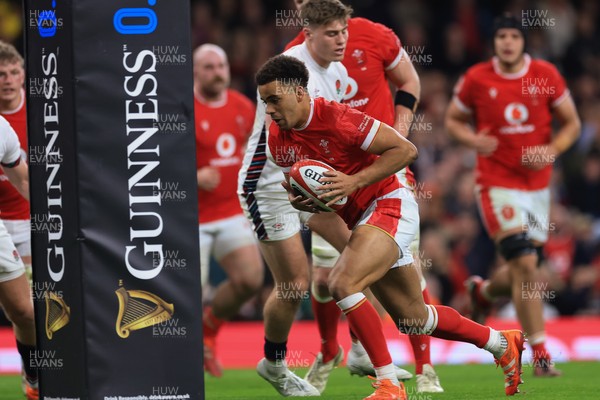 150325 Wales v England, Guinness Mens Six Nations - Ben Thomas of Wales races in to score try